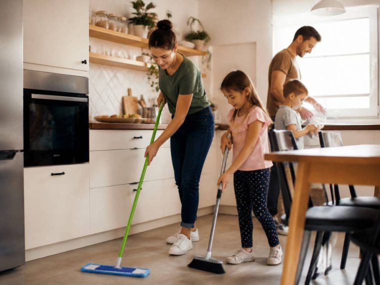 Répartir les tâches à la maison sans s’épuiser : organiser la vie familiale de façon plus équitable