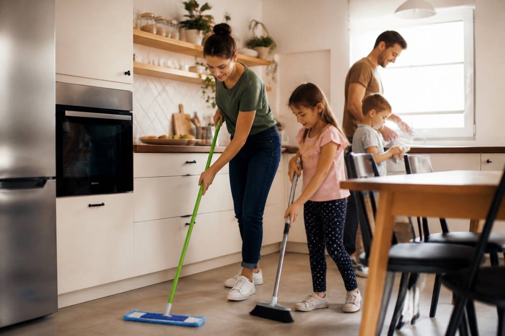 Répartir les tâches à la maison sans s’épuiser : organiser la vie familiale de façon plus équitable
