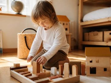 L’importance du jeu libre dans le développement de l’enfant : pourquoi le laisser explorer par lui-même