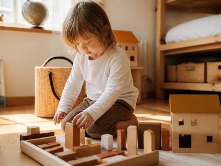 L’importance du jeu libre dans le développement de l’enfant : pourquoi le laisser explorer par lui-même