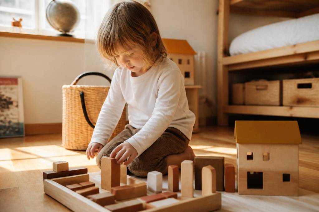 L’importance du jeu libre dans le développement de l’enfant : pourquoi le laisser explorer par lui-même