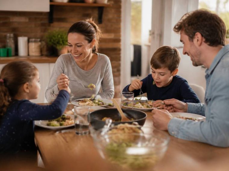 Bien manger en famille sans pression ni perfectionnisme : des repères concrets pour le quotidien
