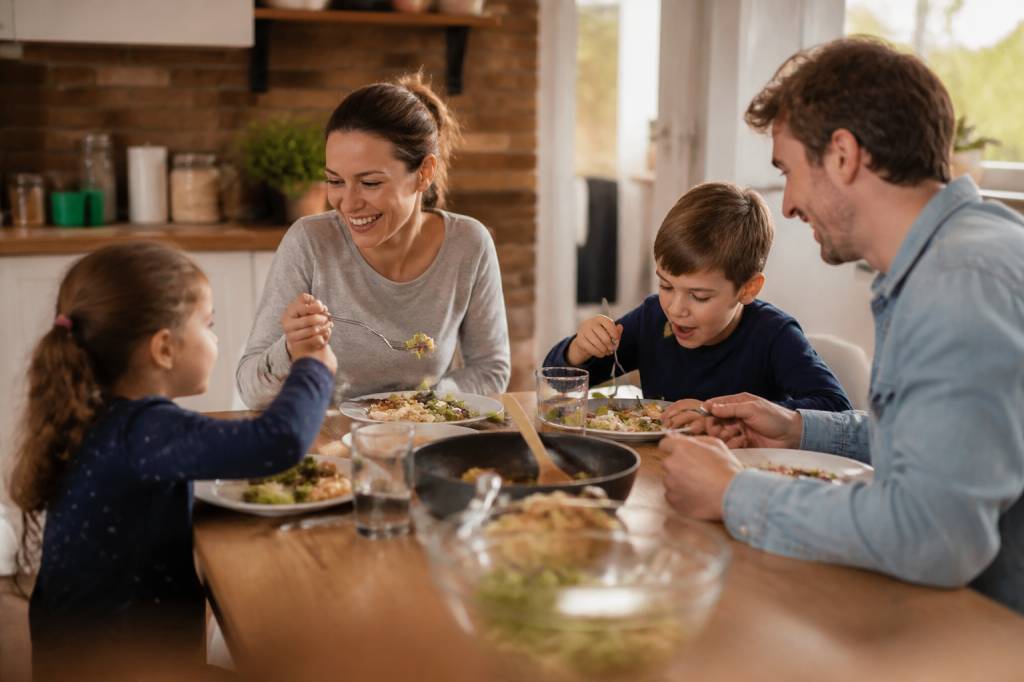 Bien manger en famille sans pression ni perfectionnisme : des repères concrets pour le quotidien