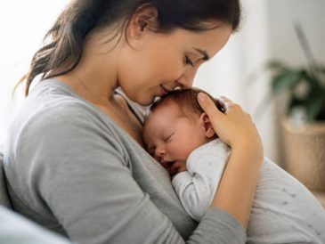 Les premiers liens avec bébé dès les premières semaines : comment favoriser l’attachement au quotidien