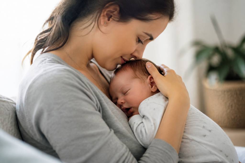 Les premiers liens avec bébé dès les premières semaines : comment favoriser l’attachement au quotidien
