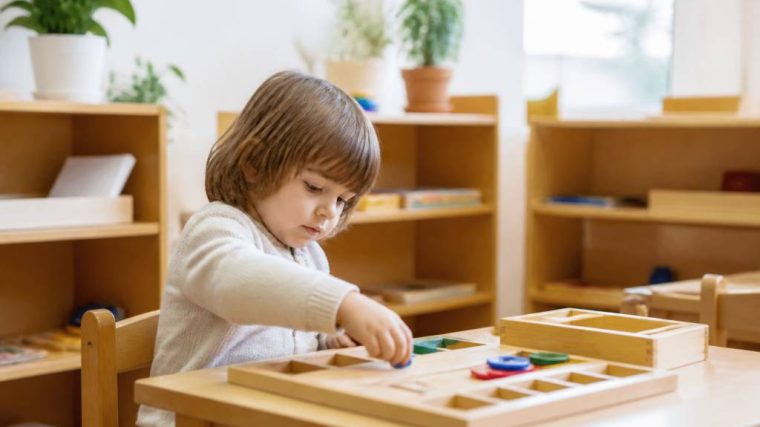 Le principe des école Montessory : comprendre une pédagogie qui respecte le rythme de l’enfant