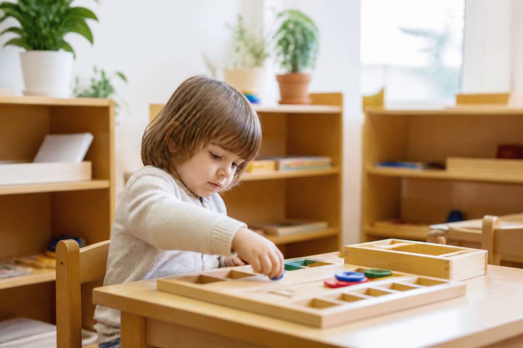 Le principe des école Montessory : comprendre une pédagogie qui respecte le rythme de l’enfant